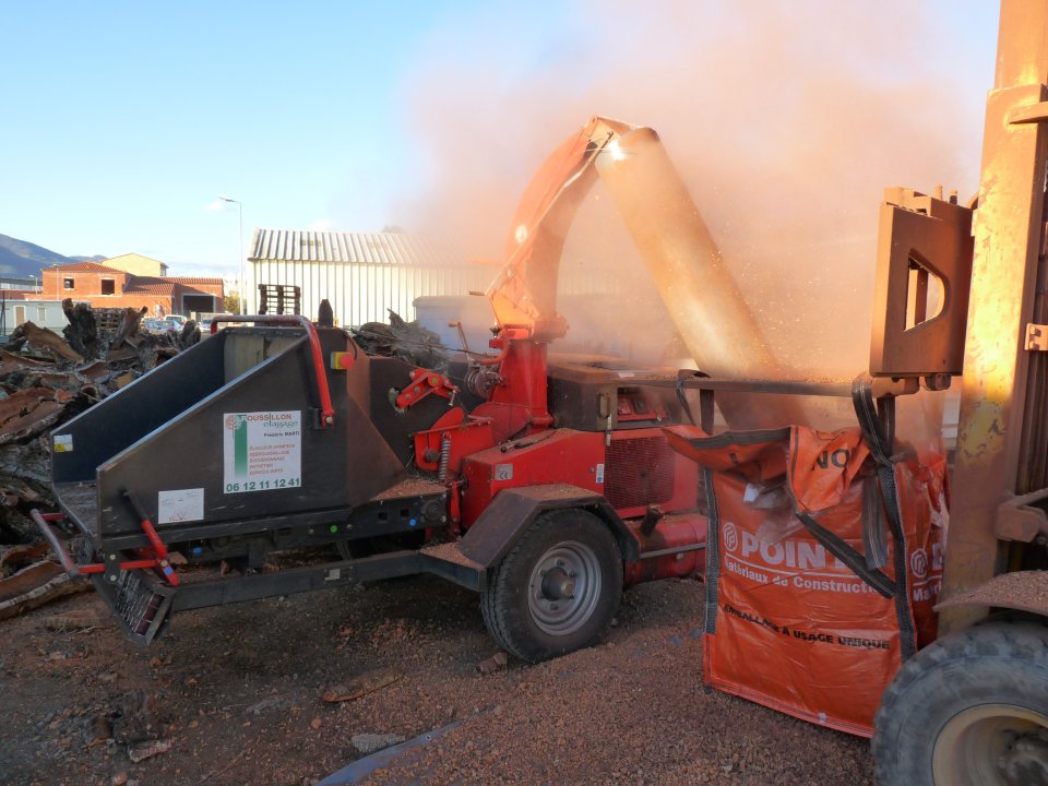 Device for crushing cork 