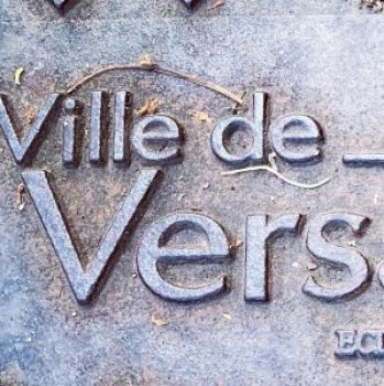 Ironwork sign saying 'ville de versailes'